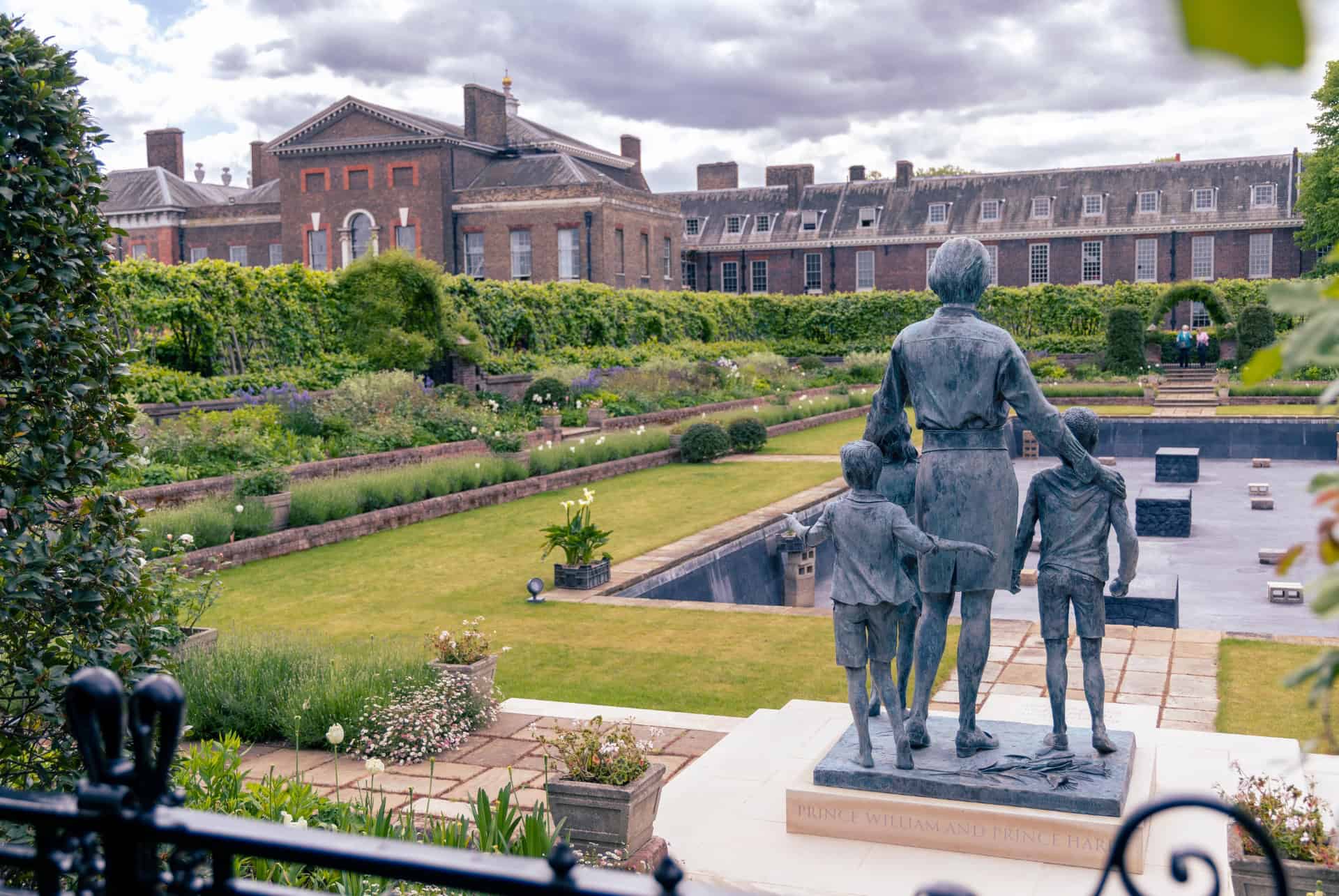 kensington palace statue lady diana
