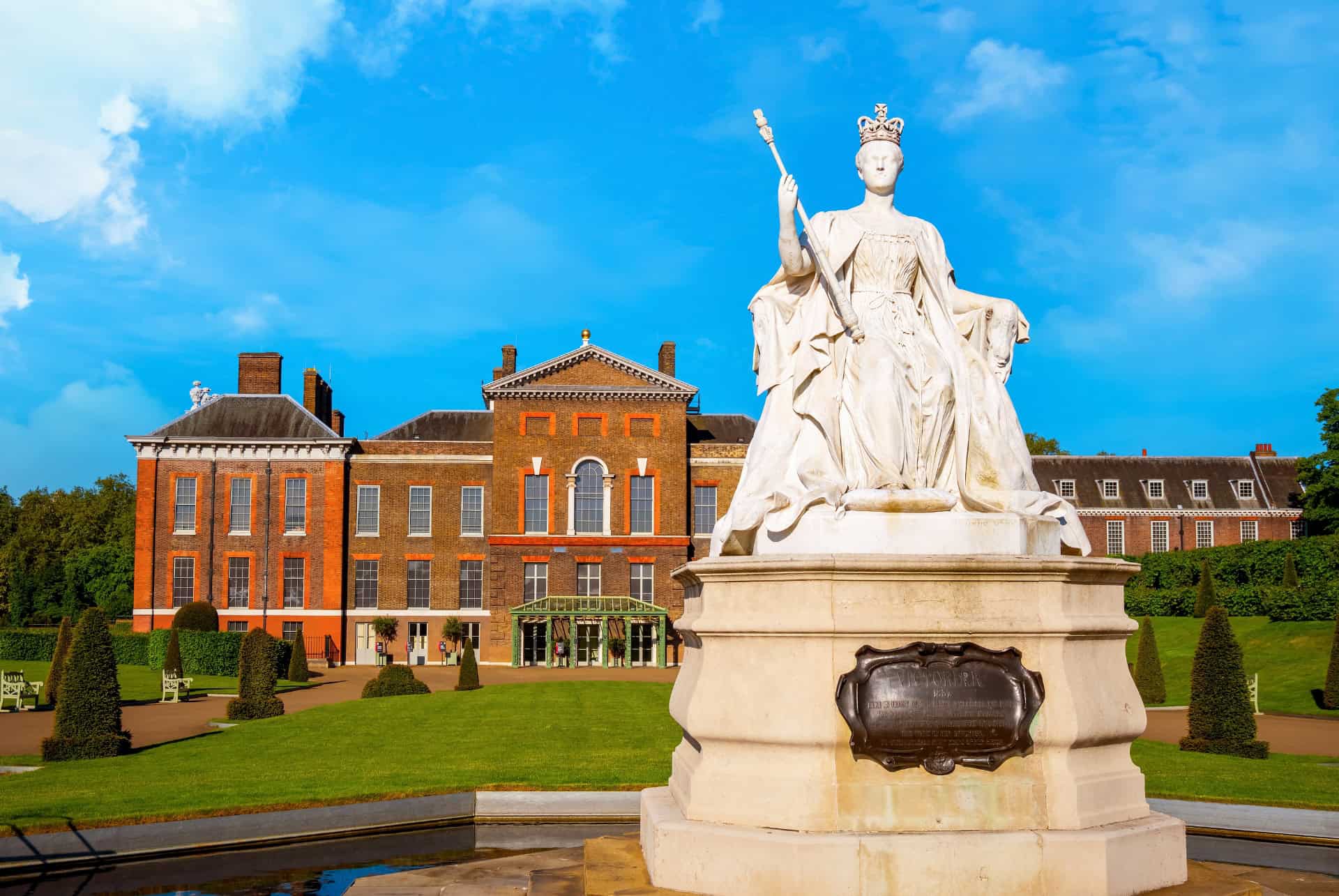 kensington palace statue reine victoria