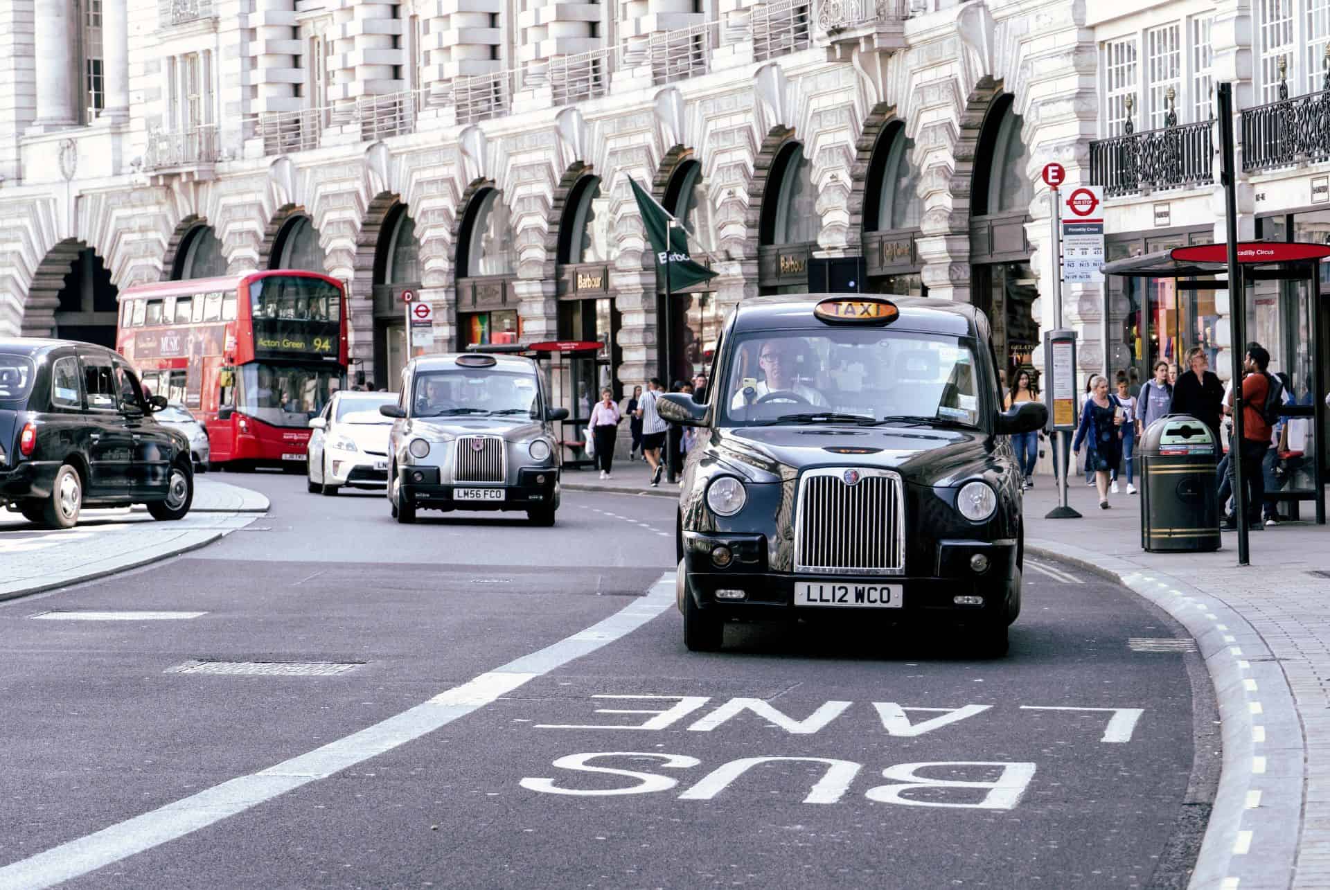 rue avec black cab londres