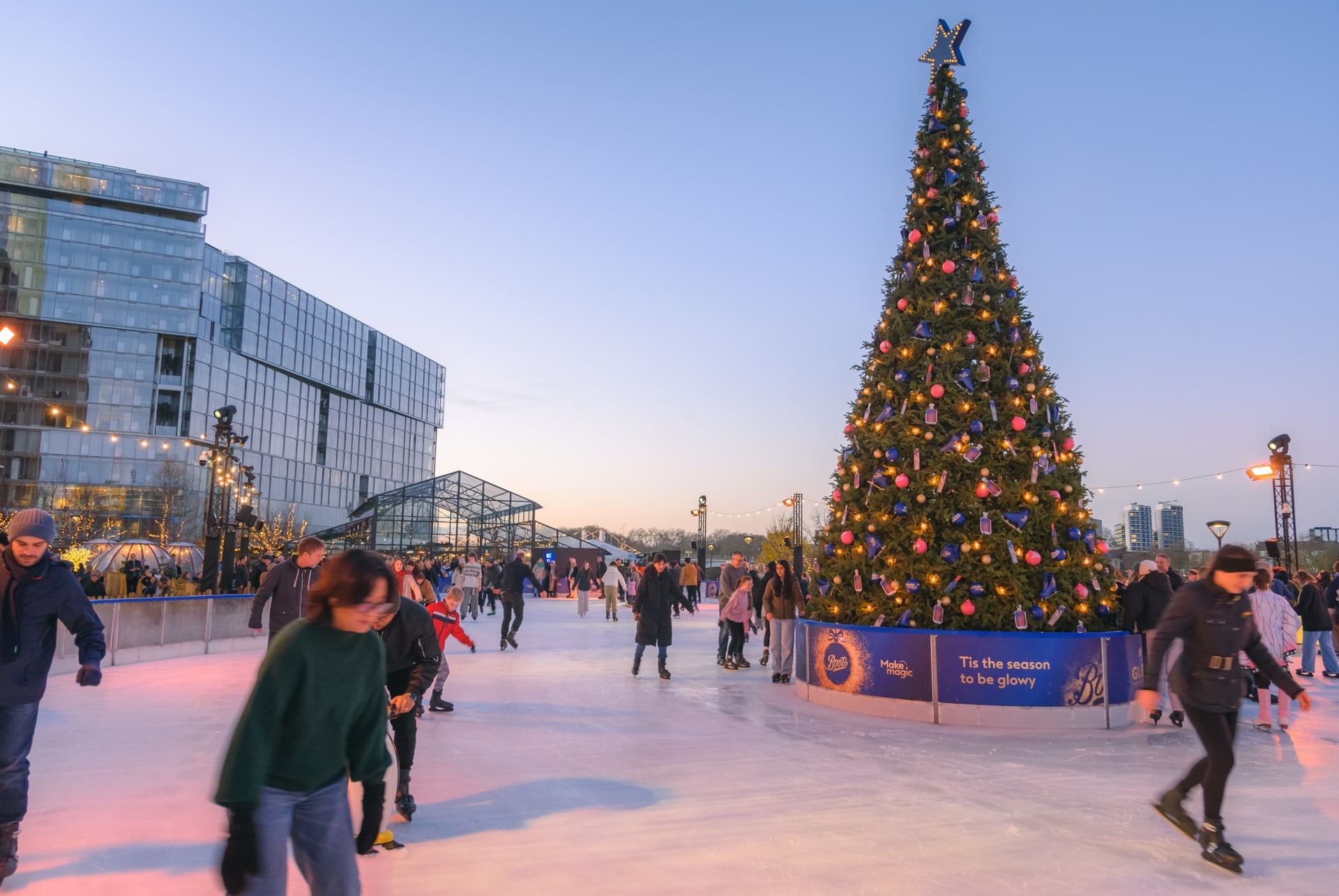 patineurs autour du grand sapin de Glide à Battersea