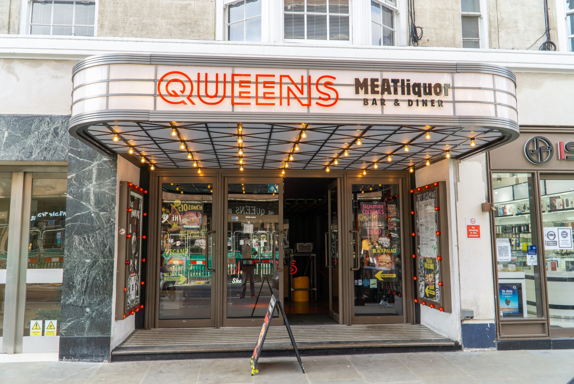 façade de Queens sur Queensway, patinoire et bowling