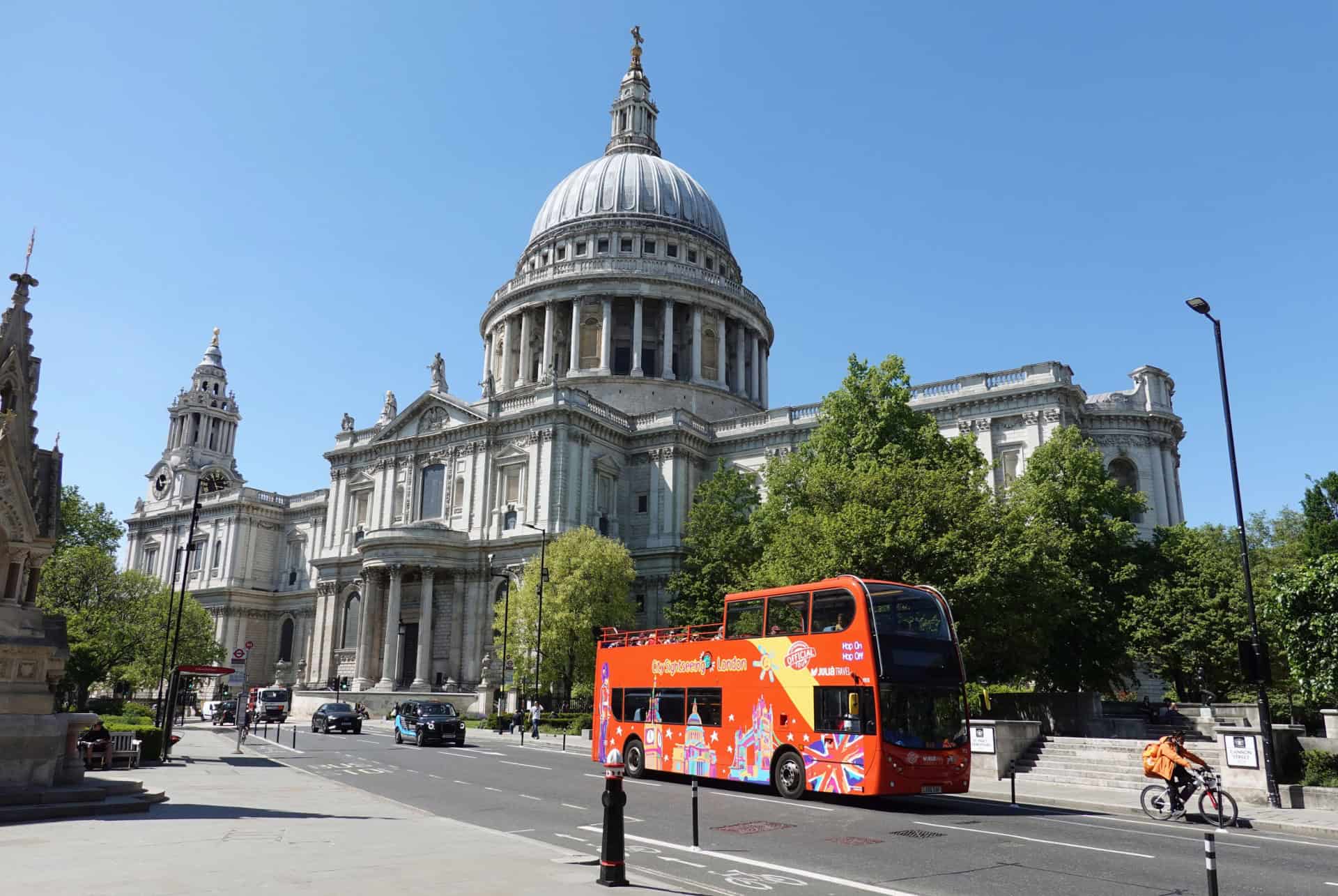 bus touristique a londres devant la cathedrale saint paul