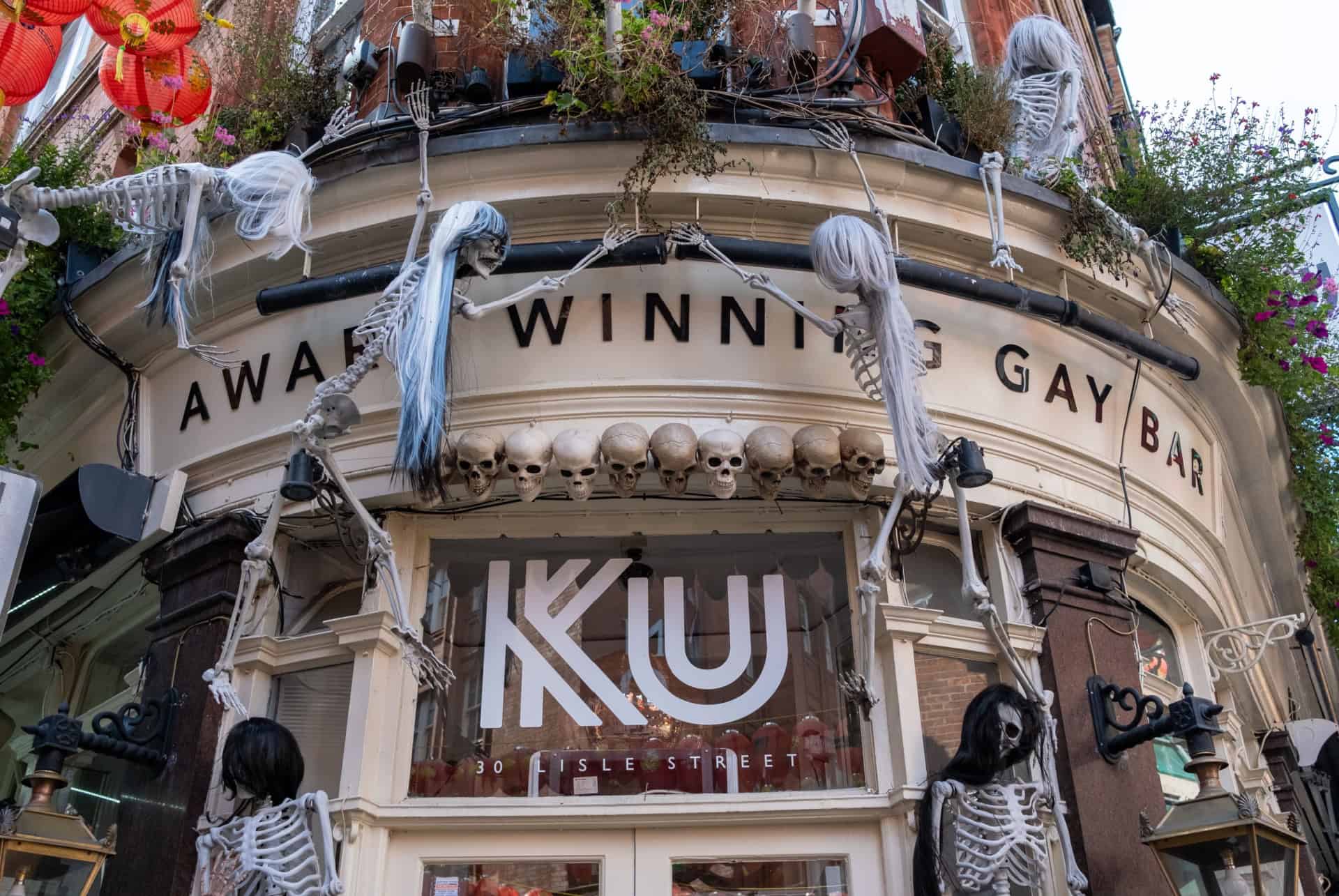 devanture de magasin avec decoration halloween a londres