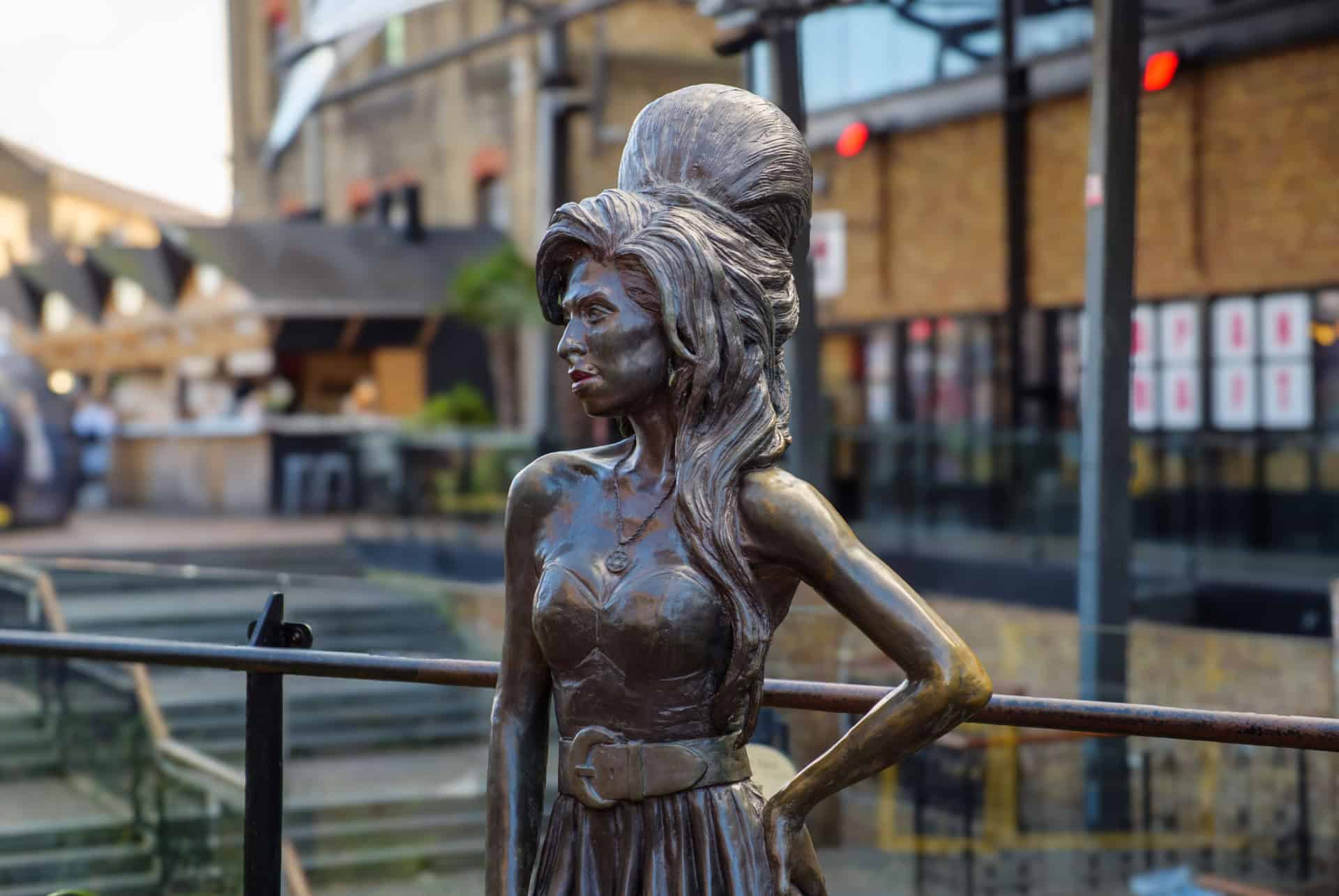 statue amy winehouse