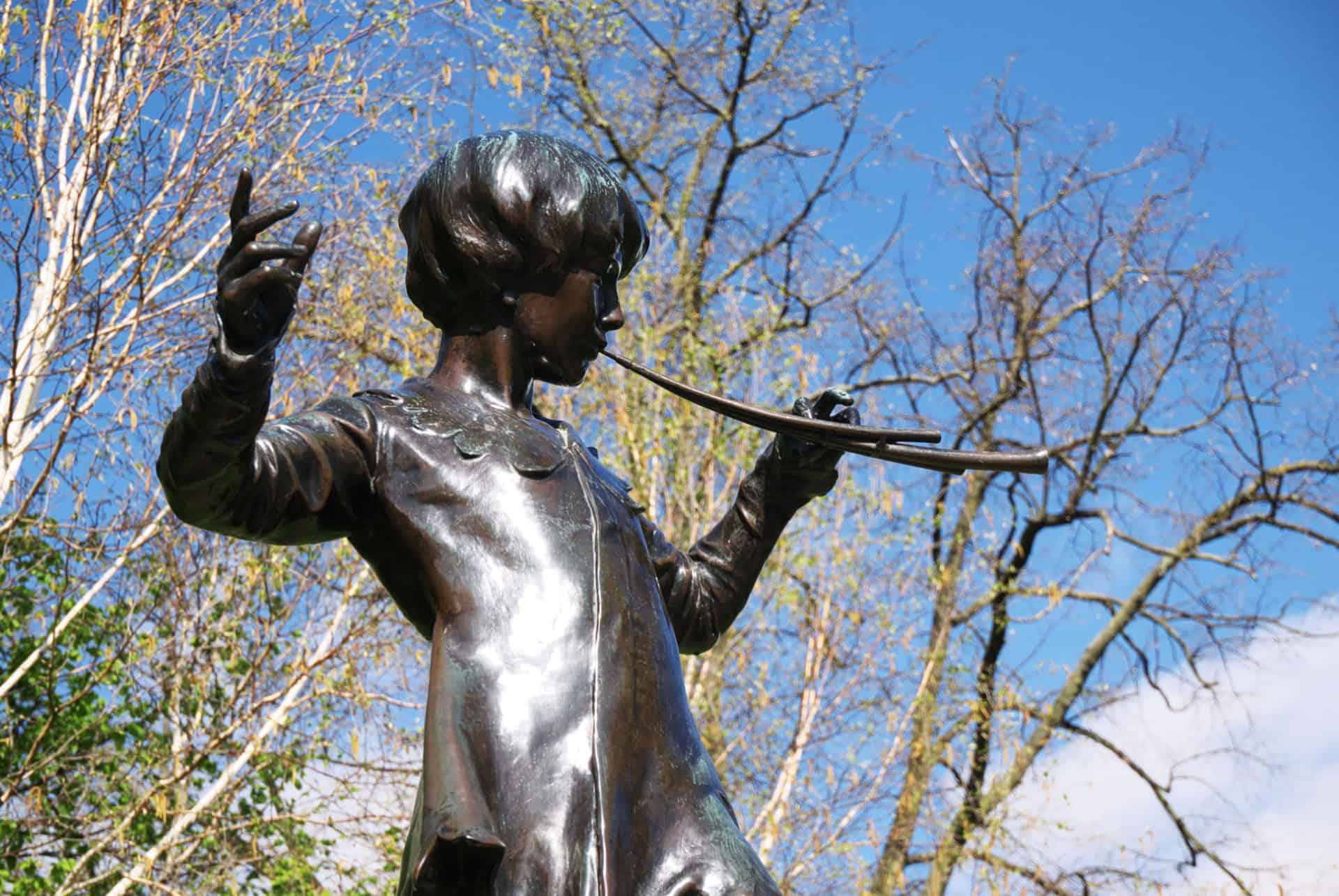 statue peter pan kensington gardens