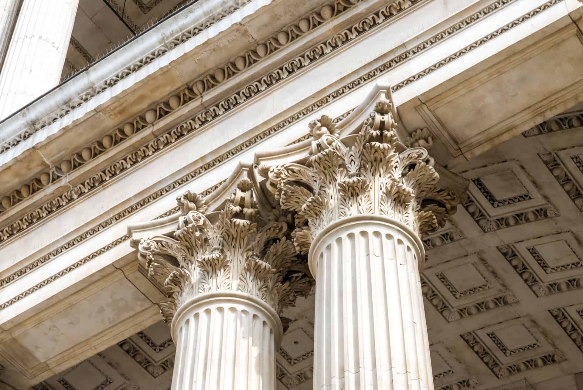 colonnes decorees sur la facade