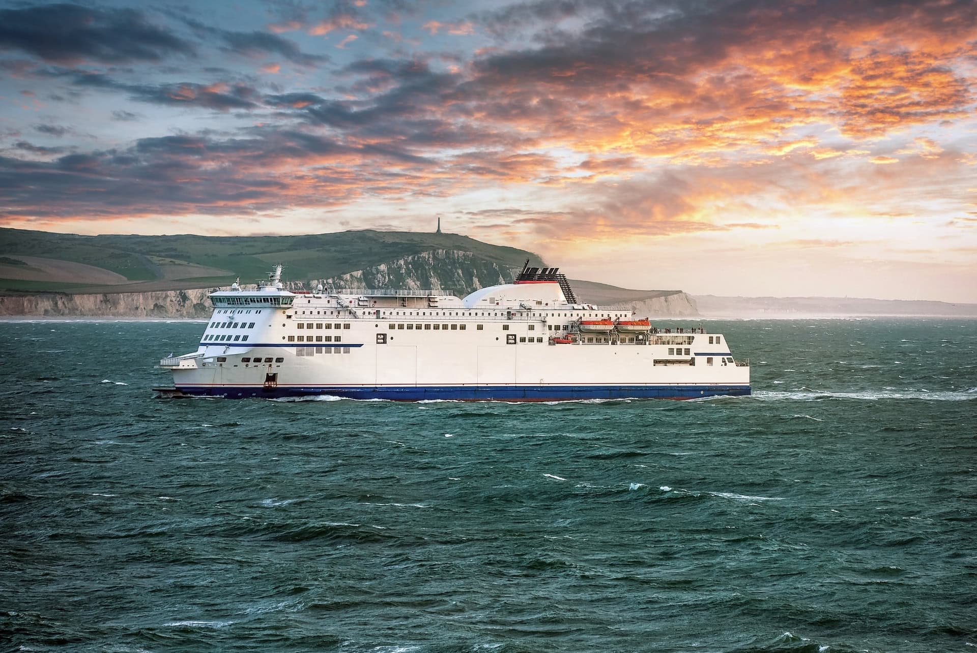 ferry traversant la manche pour rejoindre londres depuis la france