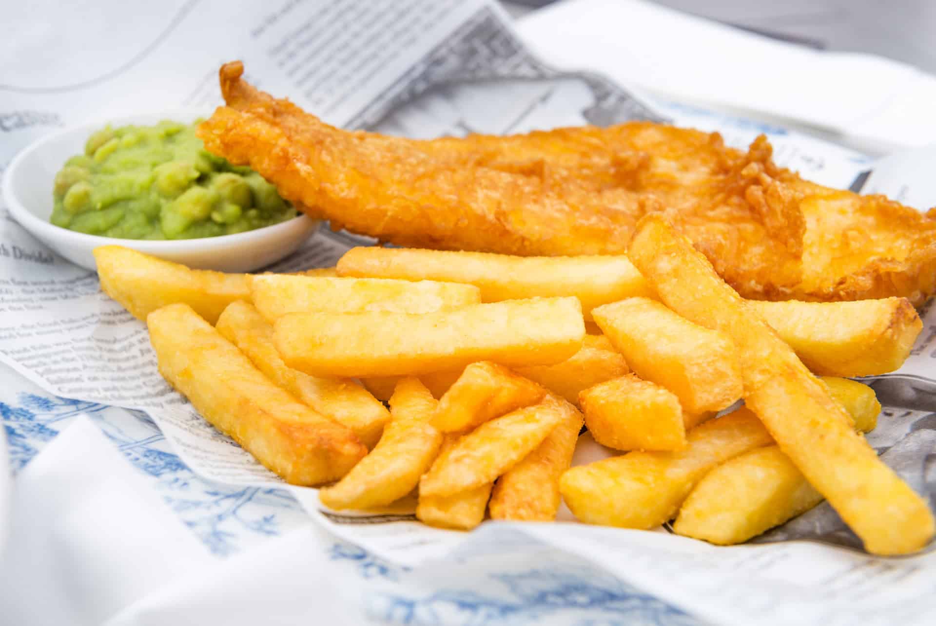 fish and chips avec une puree de petits pois