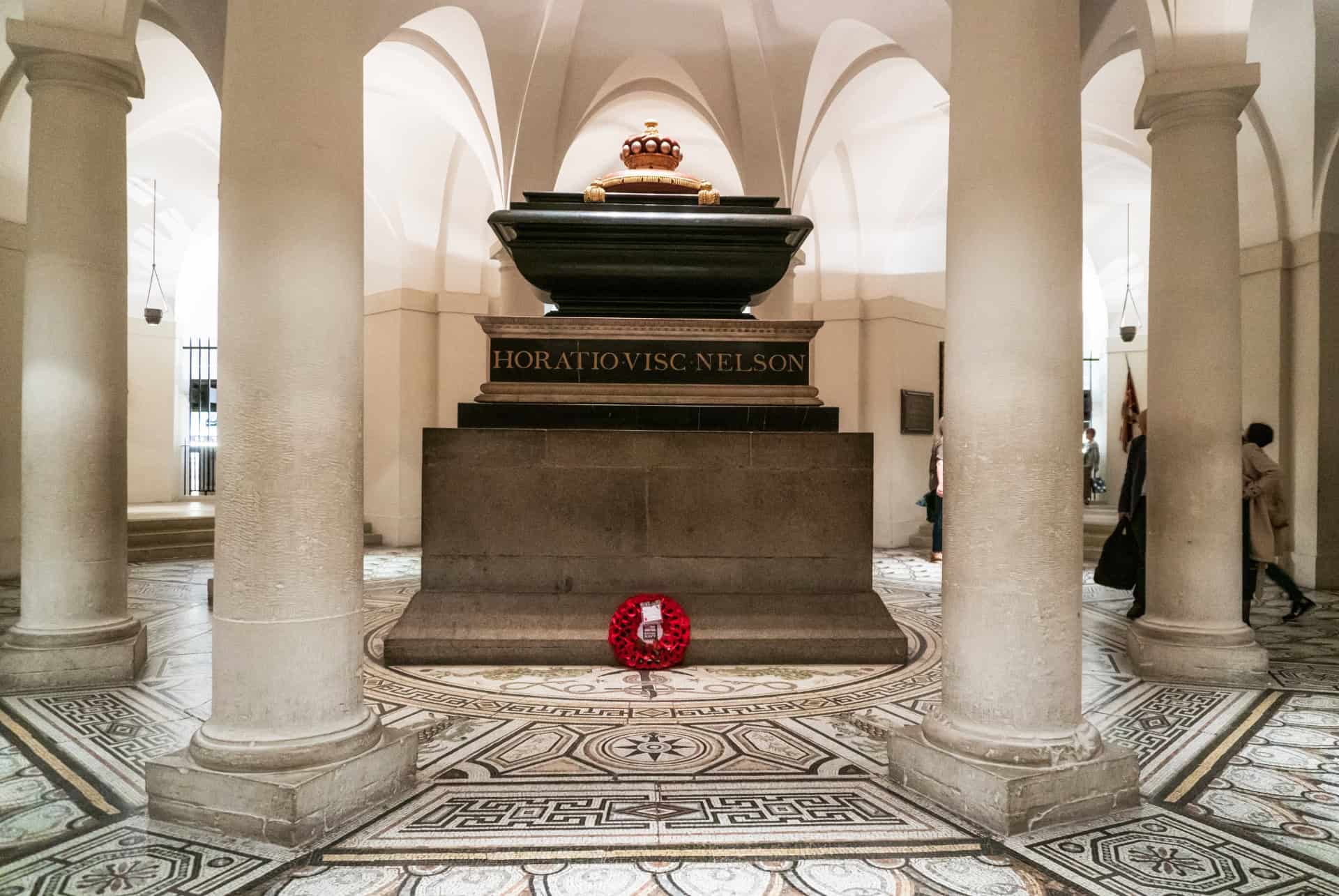 tombe amiral nelson dans la crypte de la cathedrale saint-paul