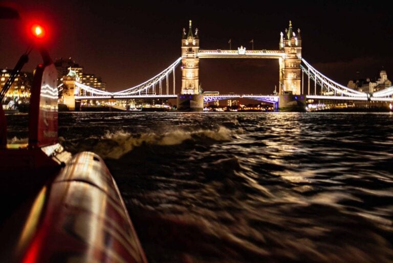 Expérience de croisière rapide sur les Thames Rockets au coucher du soleil à Londres