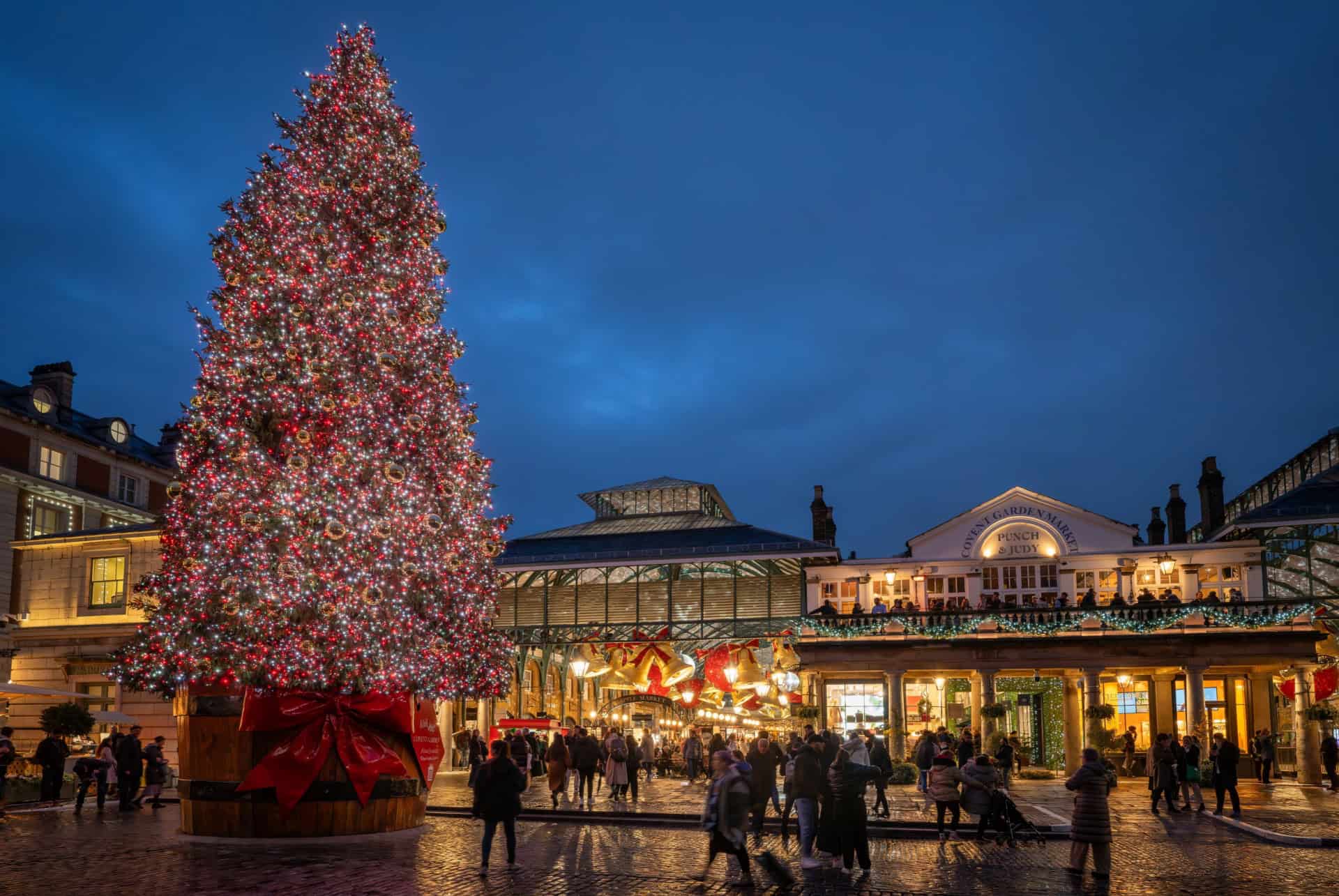 sapin devant covent garden plus beaux marches de noel de londres