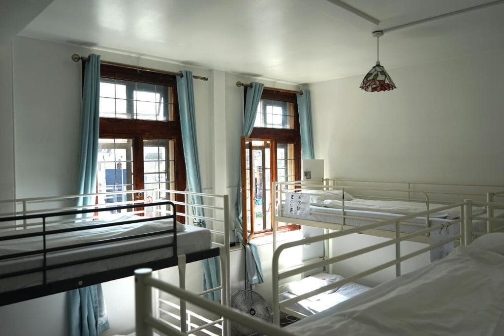 the walrus bar and hostel londres