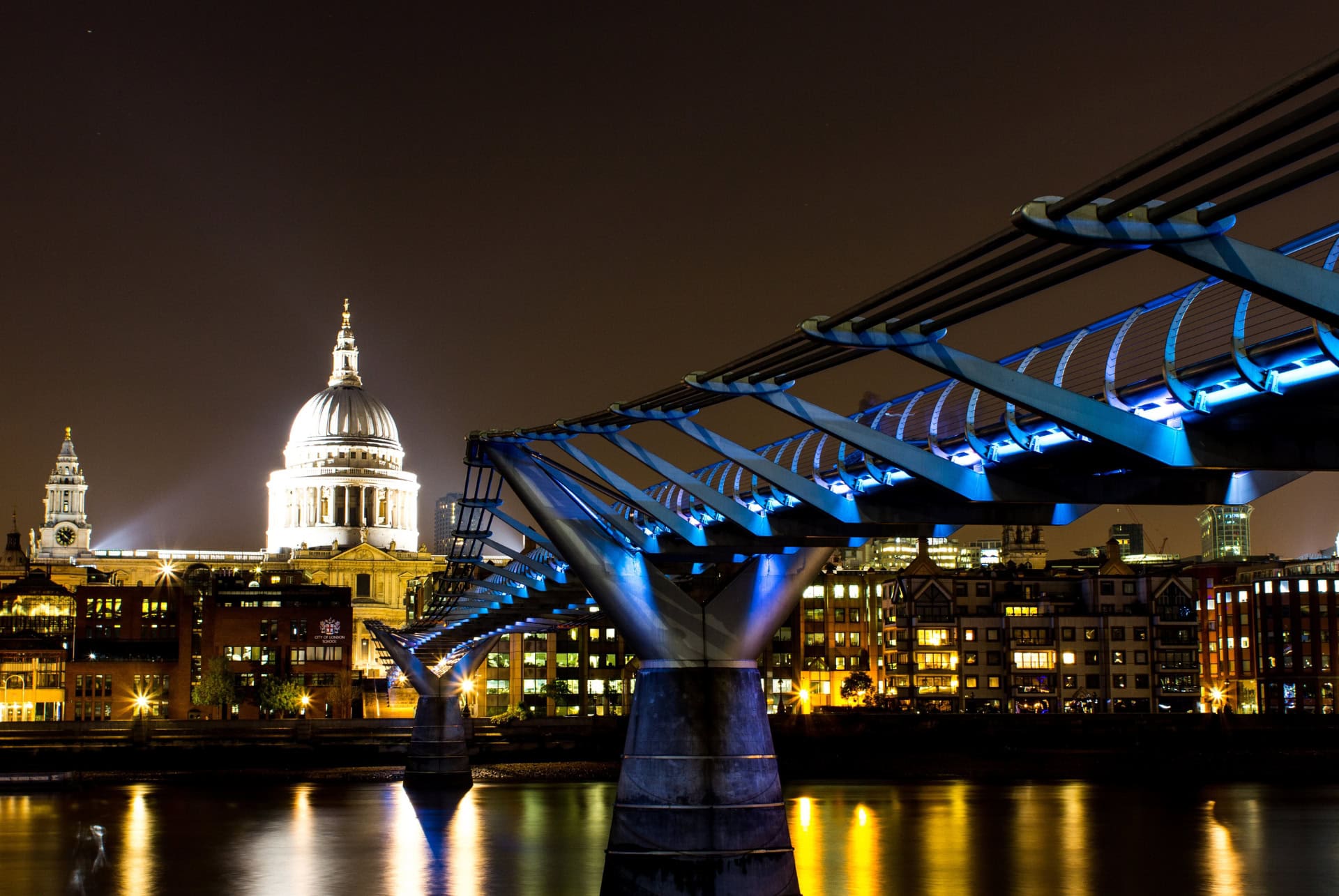millenium bridge la nuit